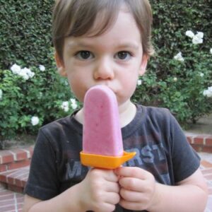 raspberry-frozen-yogurt-popsicles.jpg